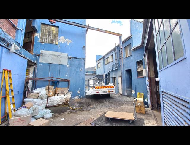 2,585M² BUILDING TO LET IN SALT RIVER